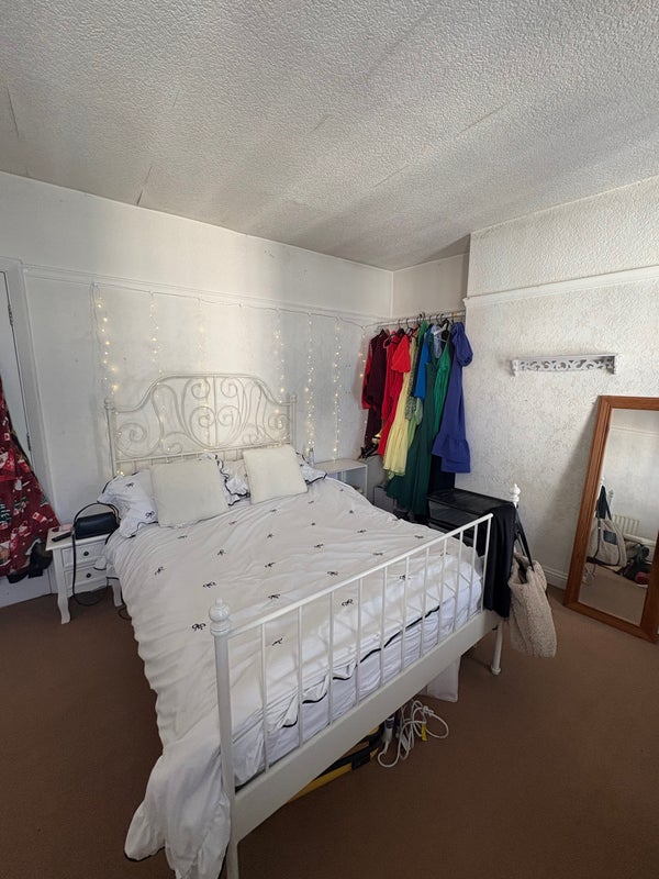 Photo 1: Large double bedroom