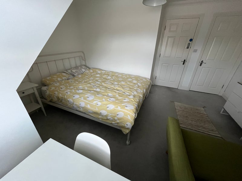 Photo 1: Large double bedroom