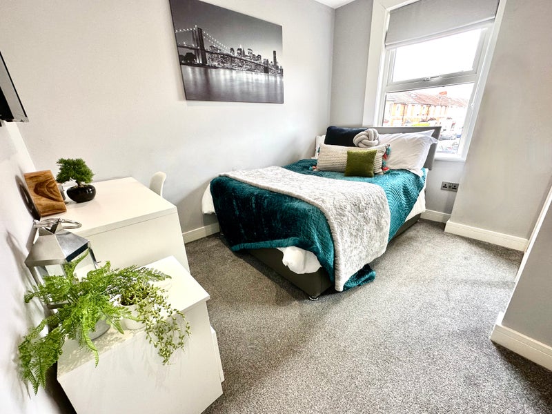 Photo 1: Great size double bedroom where you share the main bathroom with one person