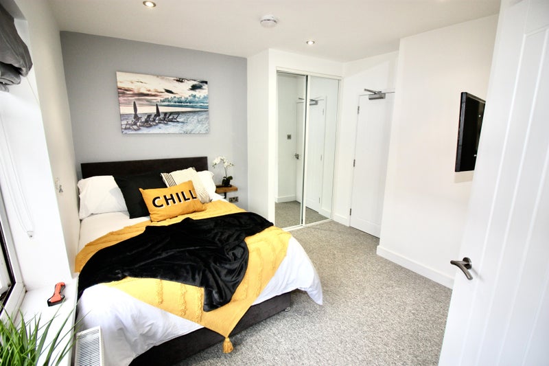 Photo 1: Large double bedroom with en-suite available now