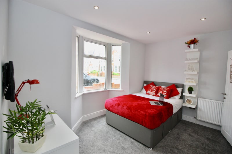 Photo 1: Large double bedroom with en-suite available now