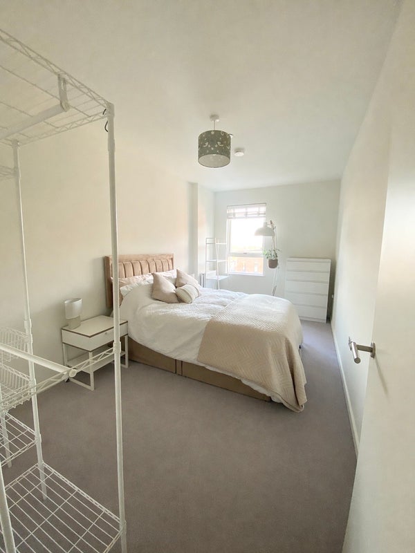 Photo 1: Bedroom