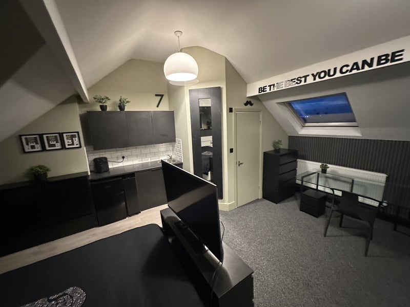 Photo 1: bedroom 7 kitchenette 