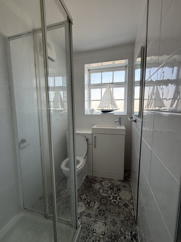 Photo 1: Shower room