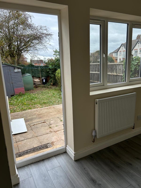 Photo 1: Garden & conservatory