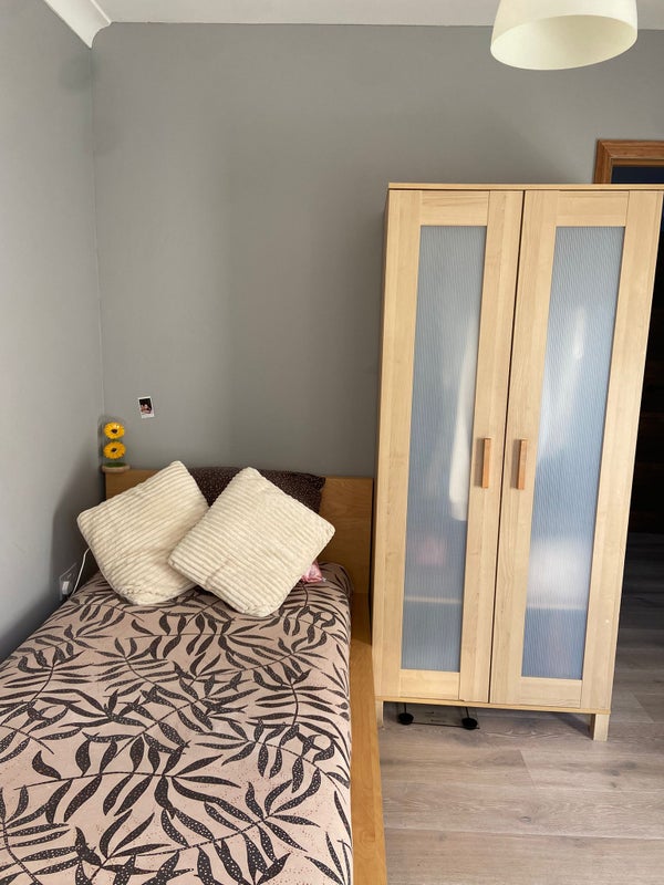Photo 1: Bedroom