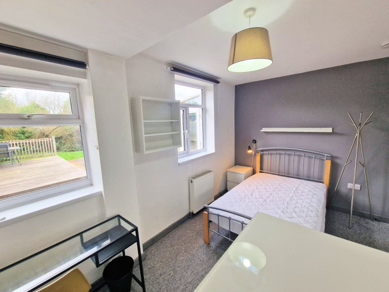 Photo 1: Room 2 En Suite
