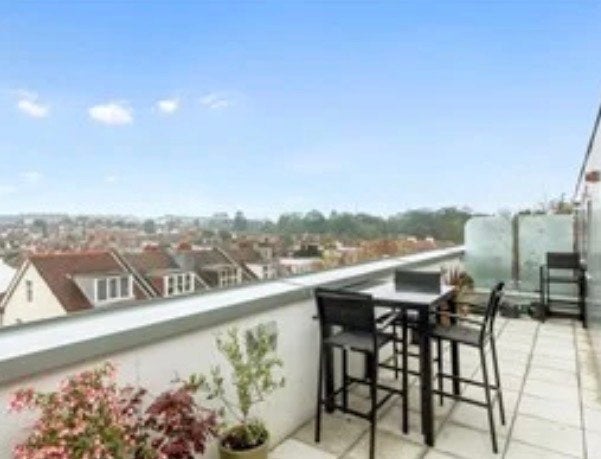 Photo 1: Sun filled roof terrace