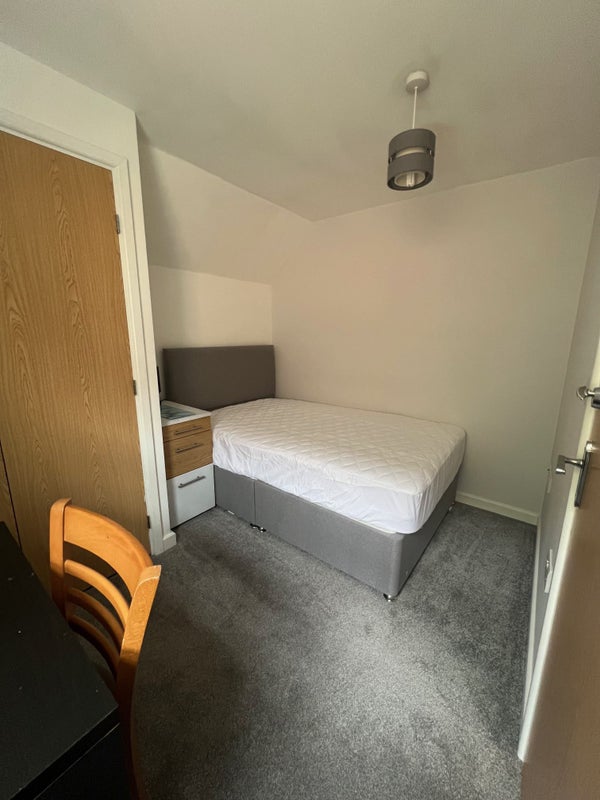 Photo 1: Room 2