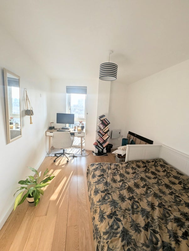 Photo 1: Spacious double bedroom