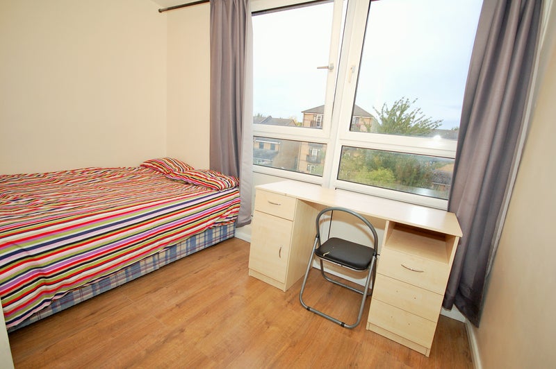 Photo 1: Room 4- £800 Available from 11/05/2026