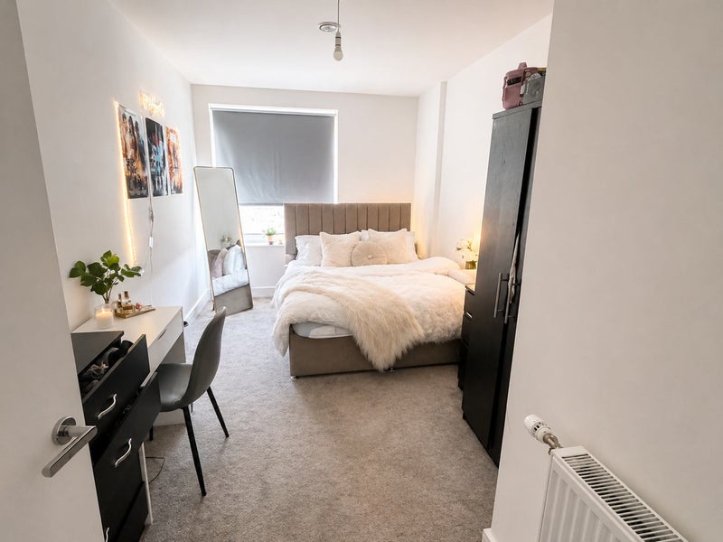 Photo 1: Spacious Double Bed 