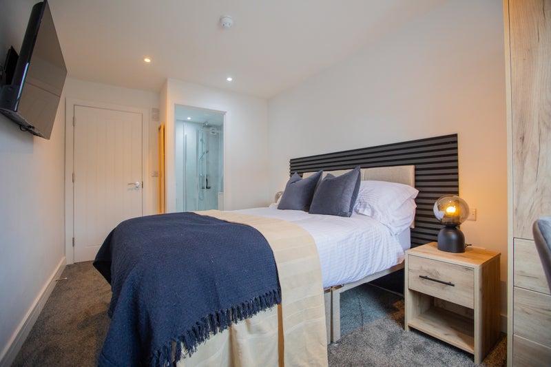 Photo 1: ROOM 5 WITH ENSUITE £750