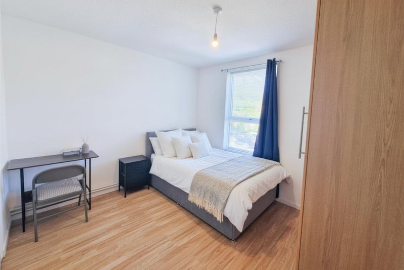 Photo 1: Room 4