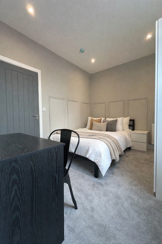 Photo 1: Bedroom 2
