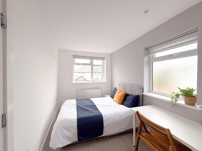 Photo 1: Single ensuite 