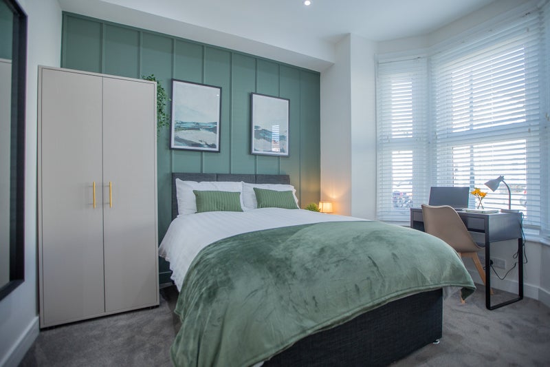 Photo 1: ROOM 3 WITH ENSUITE £695