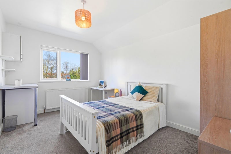 Photo 1: Room 5 En Suite