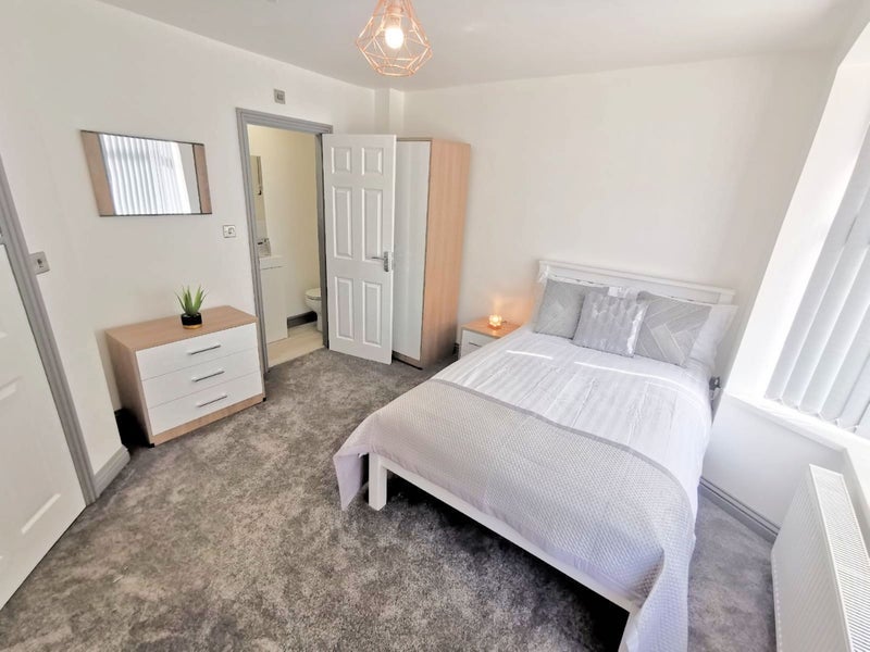 Photo 1: Room 1 En Suite