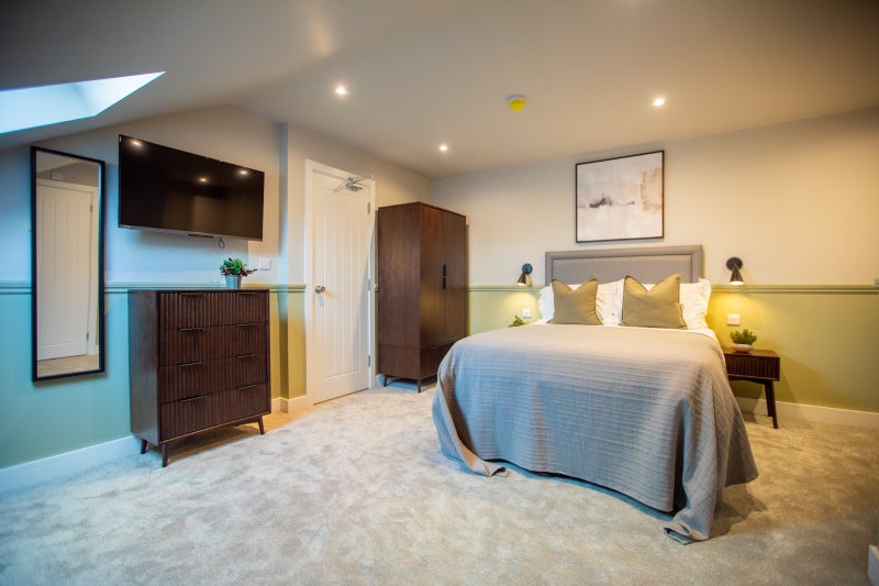 Photo 1: ROOM 6 WITH ENSUITE & KITCHENETTE £800