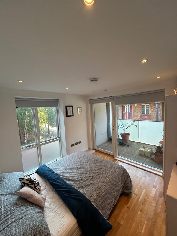 Photo 1: Bedroom with balcony 