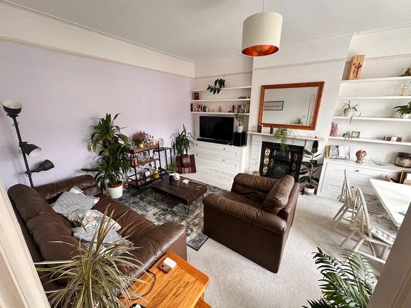 Photo 1: Living room 