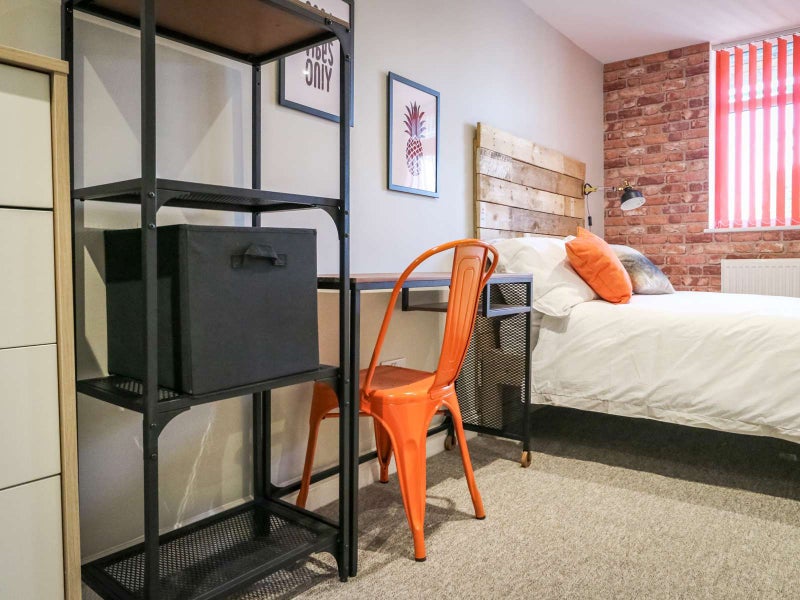 Photo 1: Room 4