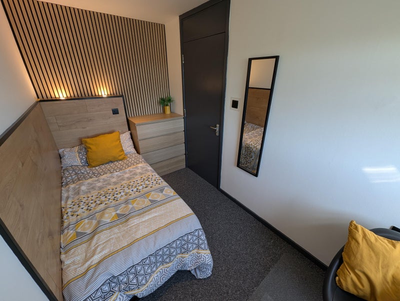 Photo 1: Bedroom 1 - £495pcm (beding & plants not included)