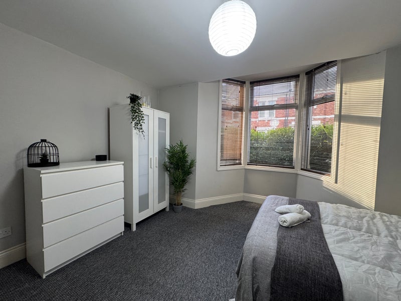 Photo 1: Bedroom of similar size and layout