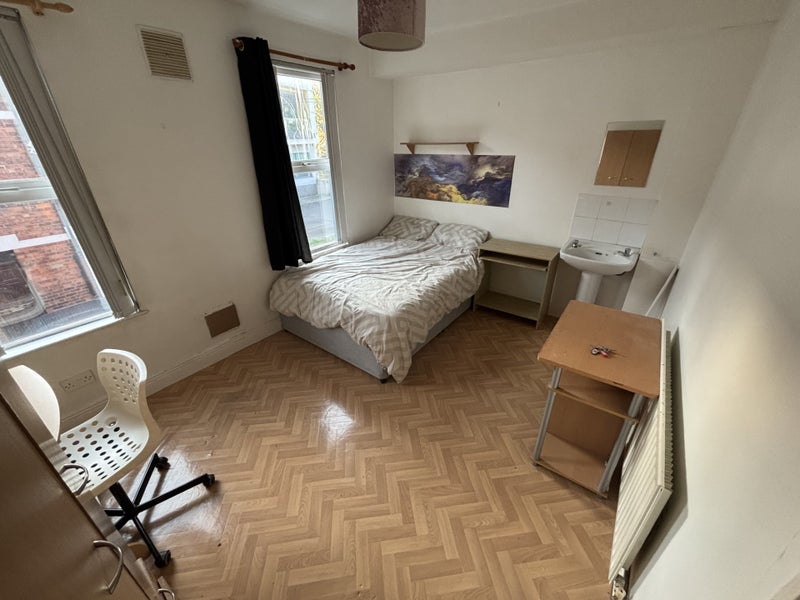 Photo 1: Room 4