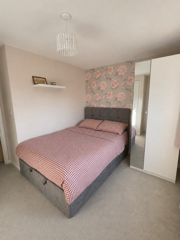 Photo 1: Bedroom