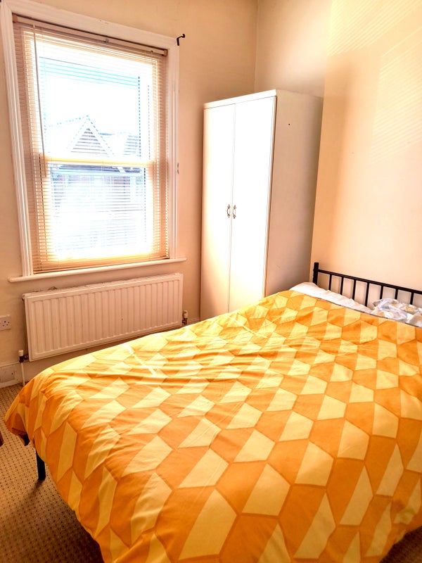 Photo 1: Available NOW Sunny double room IN STYLISH HOUSE @£525 CLOSE TO STATION