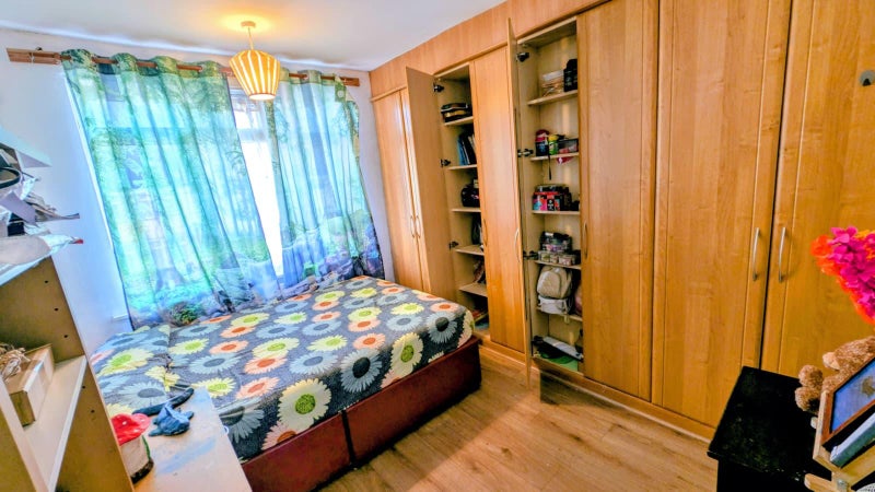 Photo 1: Fully furnished double room near legrave rsilway station