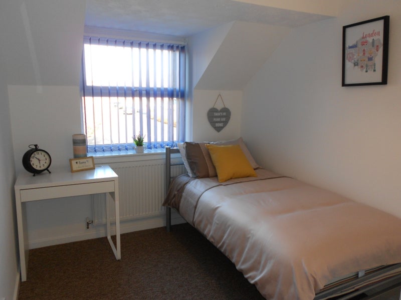 Photo 1: Cosy room located in NN4 - minutes from A43, A45, Junction 15A
