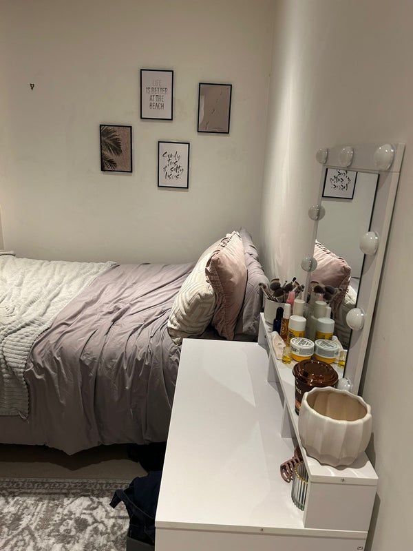 Photo 1: Room