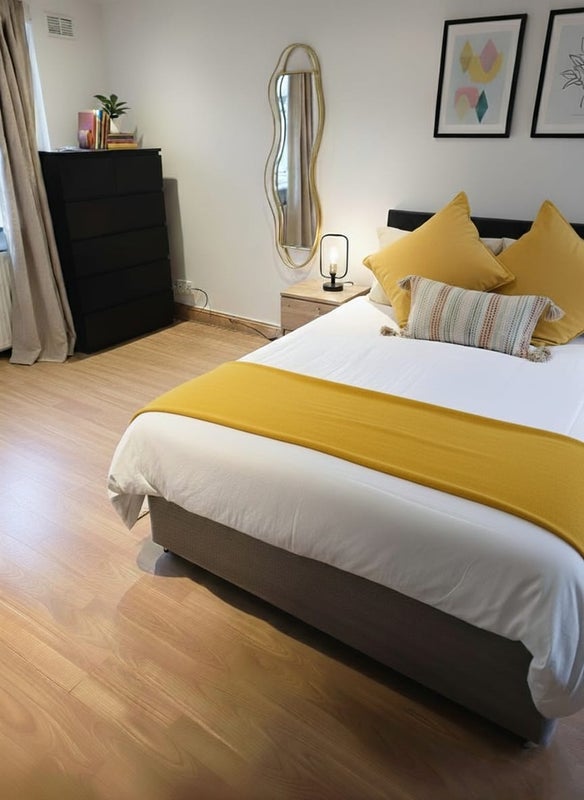 Photo 1: Room 6 En suite