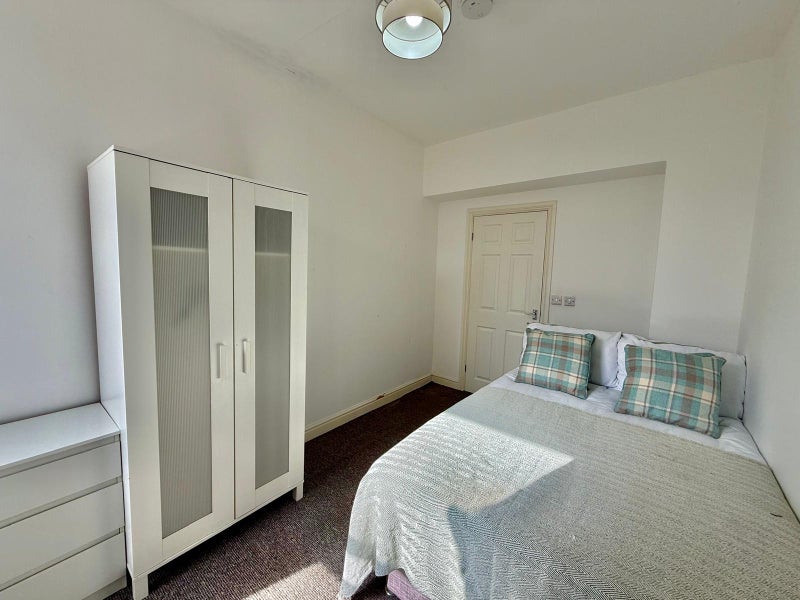 Photo 1: Room 4