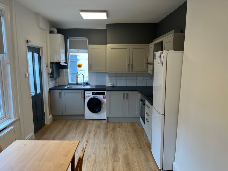 Photo 1: Spacious shared kitchen