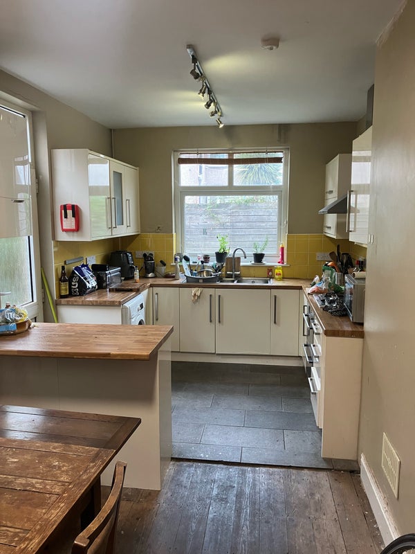 Photo 1: Kitchen - garden in the back 