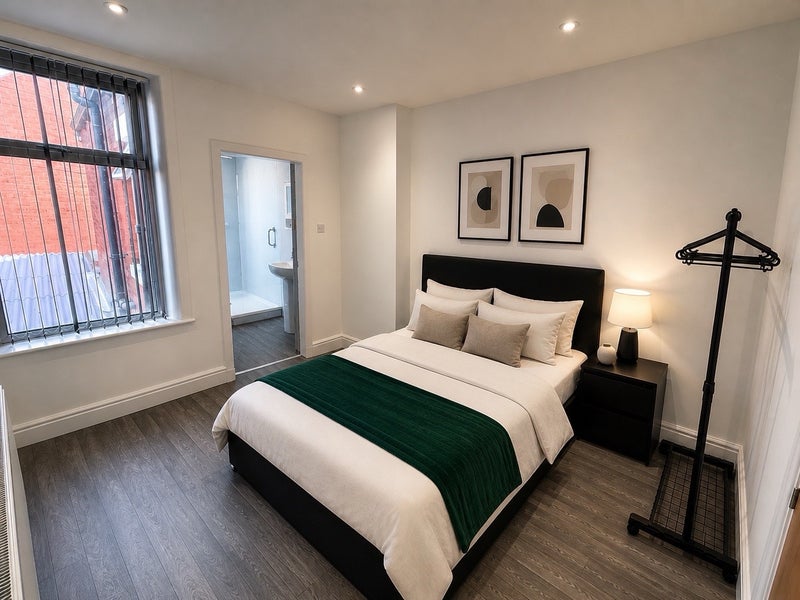 Photo 1: Room 2 with ensuite