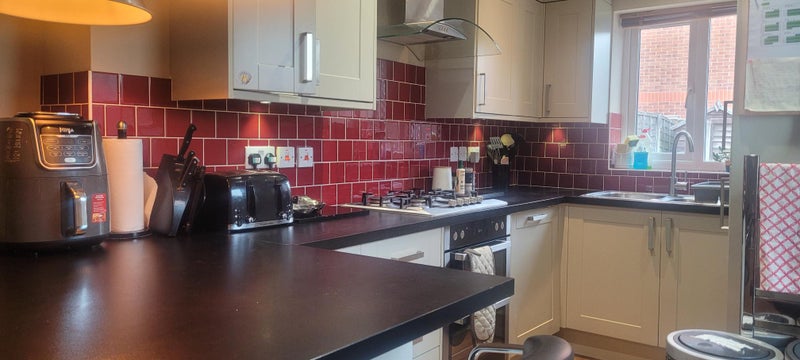 Photo 1: Well-equipped kitchen 