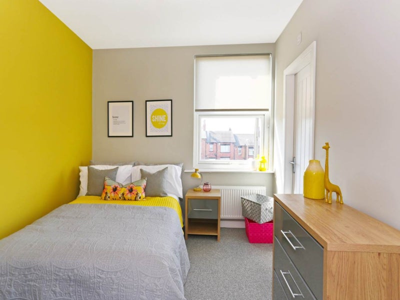 Photo 1: Room 4