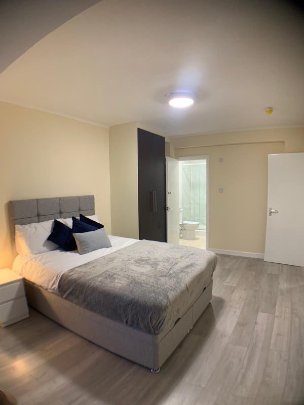 Photo 1: Room 1