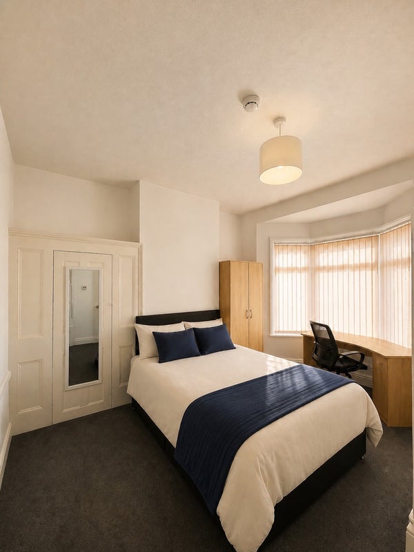 Photo 1: Room 4