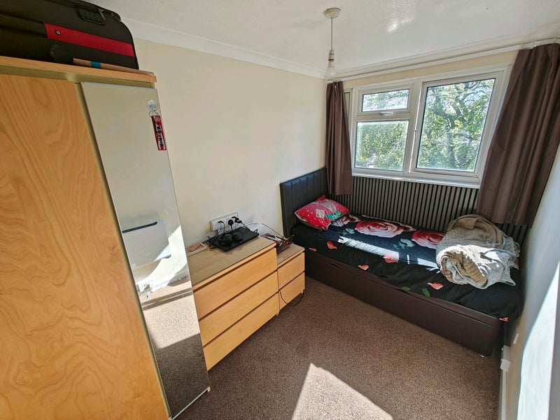 Photo 1: Room 4