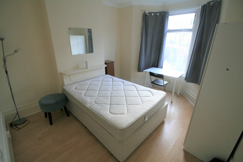 Photo 1: room 5