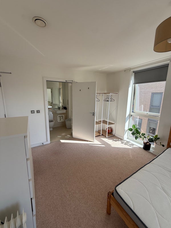 Photo 1: Ensuite room 
