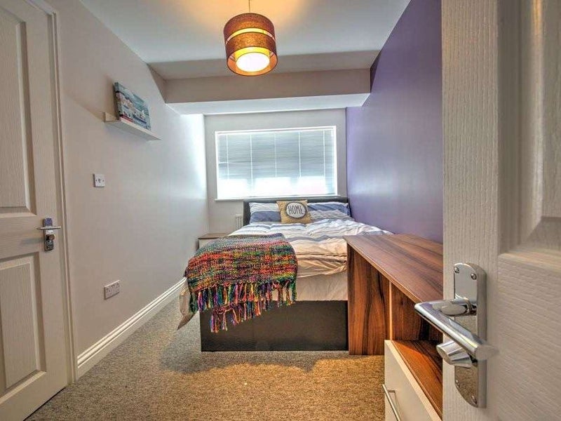 Photo 1: Room 1