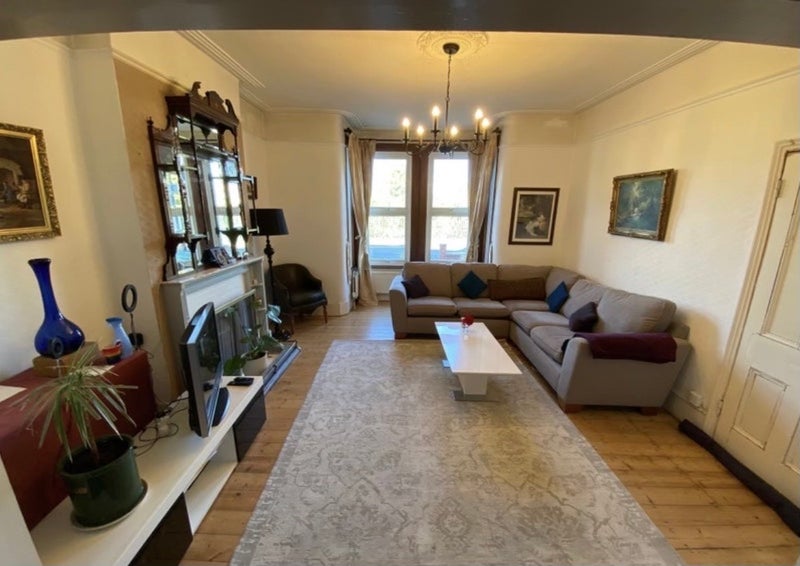 Photo 1: Livingroom 