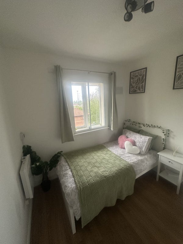 Photo 1: Single Room